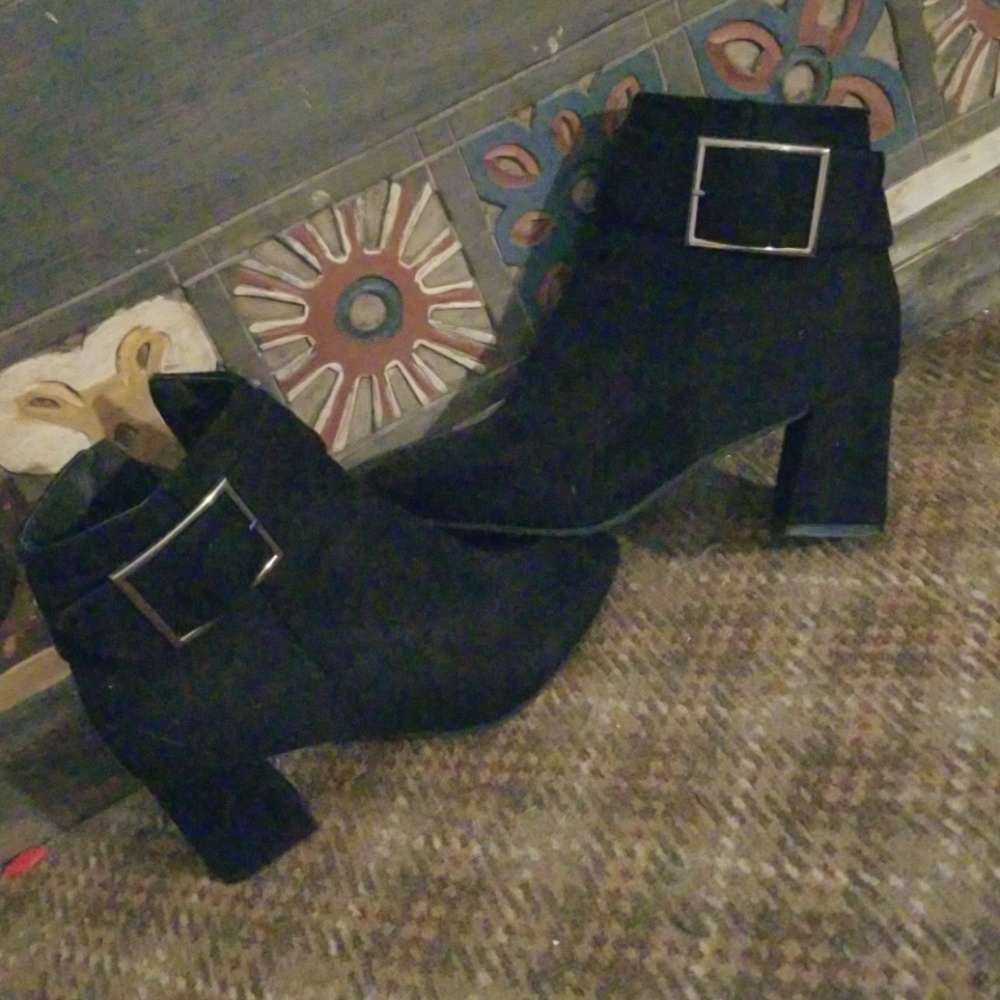 Those must have lil black boots